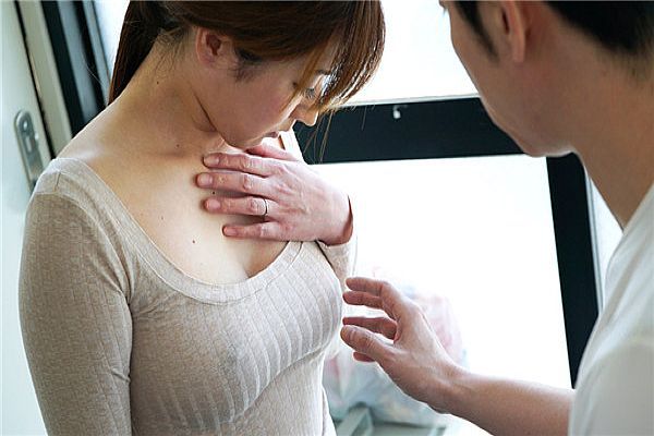 若い男をノーブラ姿で诱う奥さん 若い男をノーブラ姿で诱う奥さん