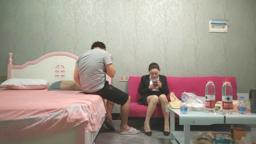 寂寞人妻少妇难以驾驭连探花小智都很吃力 寂寞人妻少妇难以驾驭连探花小智都很吃力
