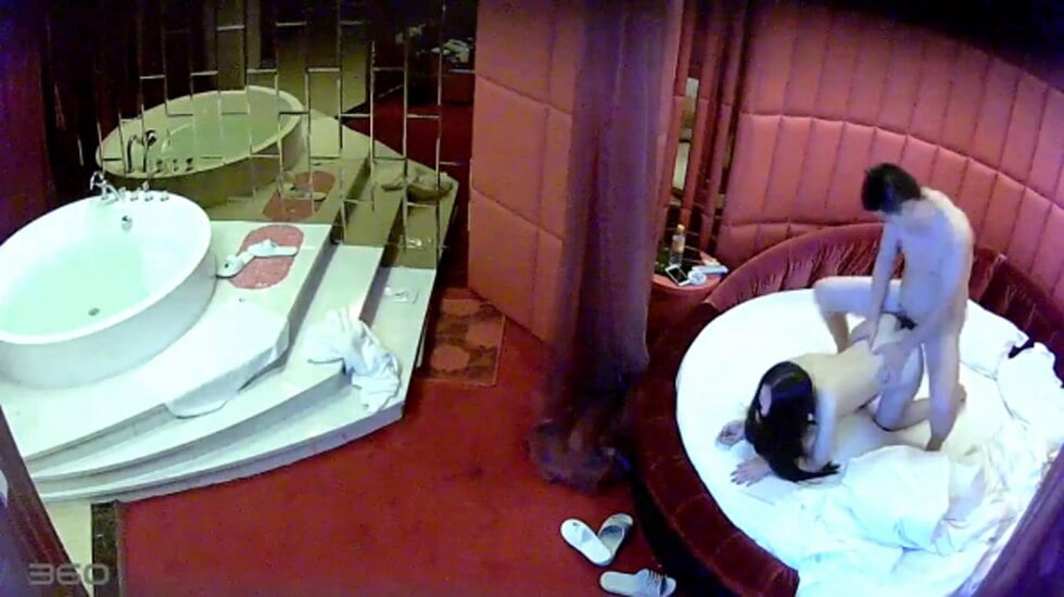 部门领导与单位妹子偷情很会玩鸳鸯浴水里啪啪回床抓头发猛干尖叫说快射我不行了! 部门领导与单位妹子偷情很会玩鸳鸯浴水里啪啪回床抓头发猛干尖叫说快射我不行了!