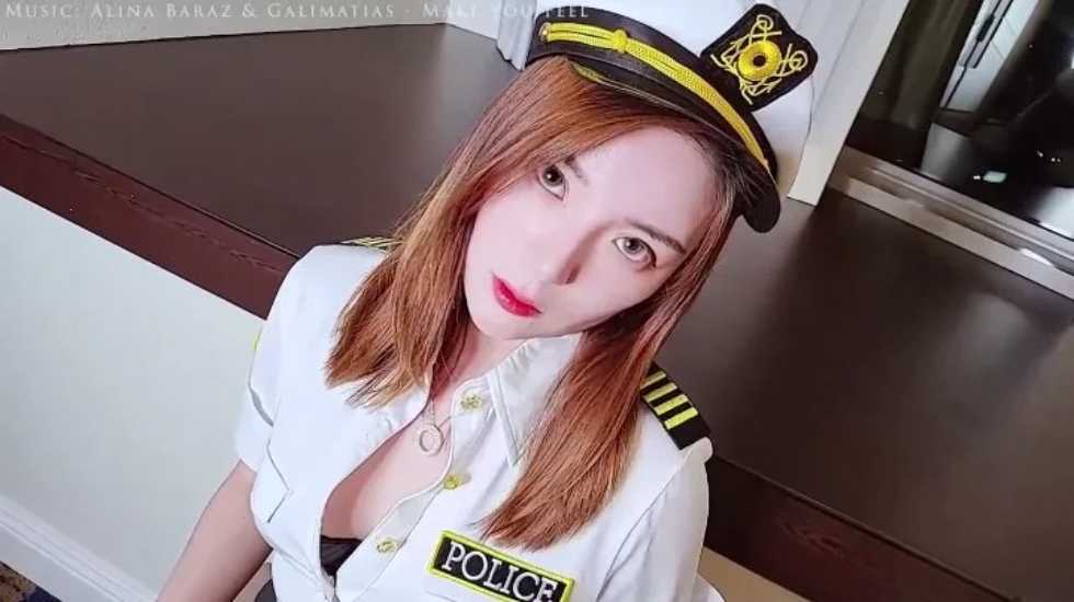 警察!别动~华裔制服诱惑肉丝与姐夫做爱! 警察!别动~华裔制服诱惑肉丝与姐夫做爱!