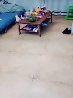 两个小姐妹玩的正嗨的时候来了一位男生开始3P 两个小姐妹玩的正嗨的时候来了一位男生开始3P