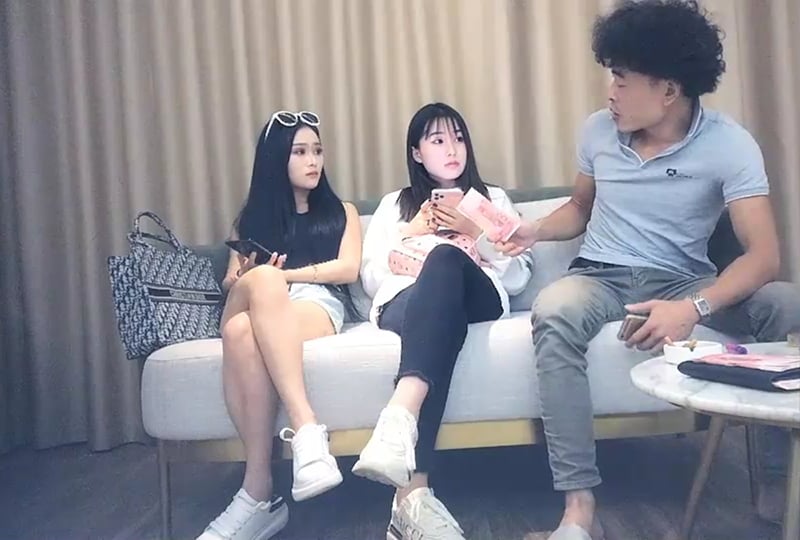 一次叫了两个妹子,本以为可以双飞 一次叫了两个妹子,本以为可以双飞