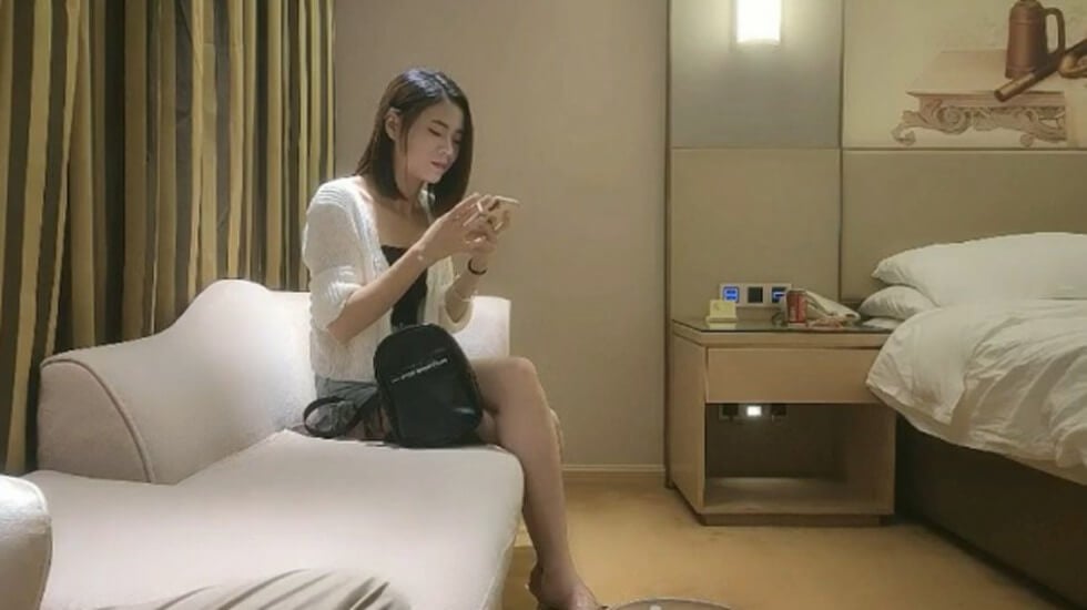 小马寻花深夜激情齐逼牛仔短裤外围,对着镜头掰穴揉搓,上位骑坐自己动,正入抽插呻吟大声 小马寻花深夜激情齐逼牛仔短裤外围,对着镜头掰穴揉搓,上位骑坐自己动,正入抽插呻吟大声
