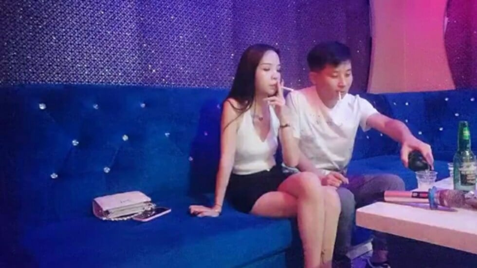 陈先生KTV唱歌啪啪大长腿妹子脱掉裤子摸逼掰穴,拉手后入[抽插猛操 陈先生KTV唱歌啪啪大长腿妹子脱掉裤子摸逼掰穴,拉手后入[抽插猛操