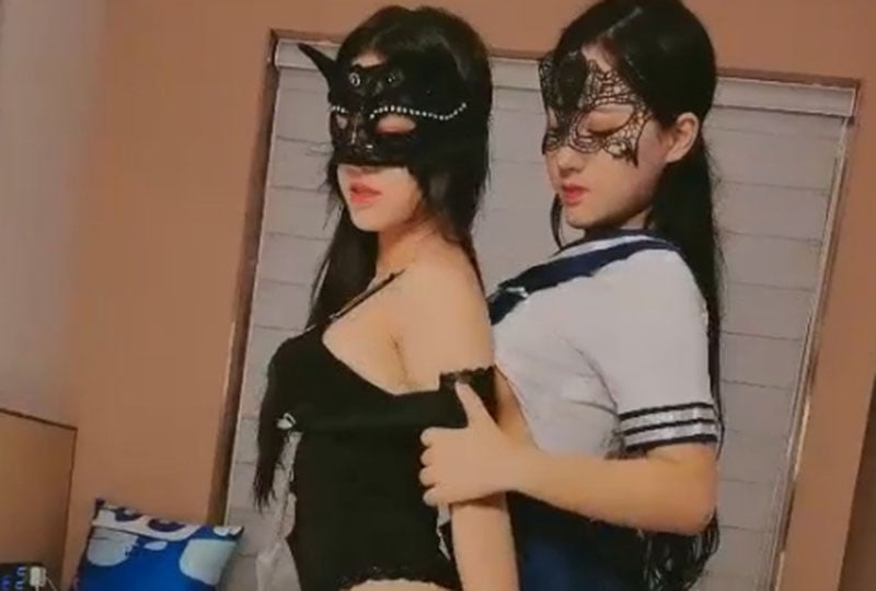双女情趣装互舔轮流口交乳交非常诱人! 双女情趣装互舔轮流口交乳交非常诱人!