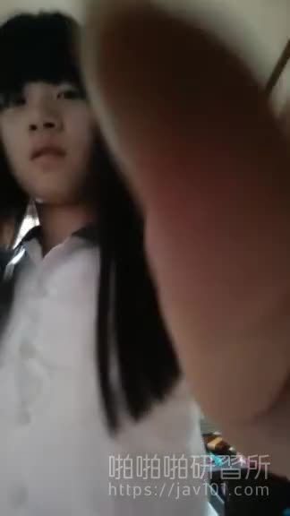 女高中生穿起制服却在自摸 女高中生穿起制服却在自摸