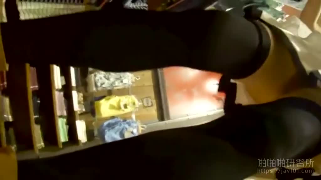 没穿内裤的人妻在卖场大玩露出 赶紧跑到厕所去处理 没穿内裤的人妻在卖场大玩露出 赶紧跑到厕所去处理