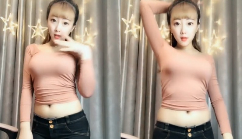 镜头前的哥哥们~想看我的奶奶吗? 镜头前的哥哥们~想看我的奶奶吗?