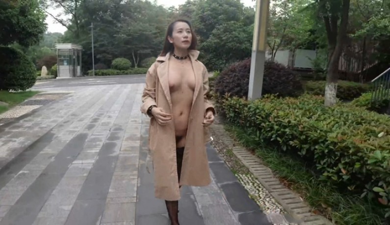 写真模特在户外直接大胆裸露~效法北京天使的全裸逛街!! 写真模特在户外直接大胆裸露~效法北京天使的全裸逛街!!