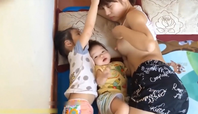 美乳人妻在家带小孩~拍下自己哺乳的一举一动~ 美乳人妻在家带小孩~拍下自己哺乳的一举一动~