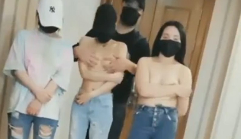 欠钱不还只好让你们卖身赚钱!!被强迫当直播主!! 欠钱不还只好让你们卖身赚钱!!被强迫当直播主!!