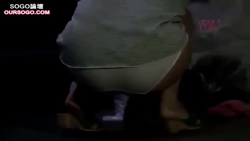 我捡起邻居人妻扔掉的内衣裤来闻 我捡起邻居人妻扔掉的内衣裤来闻