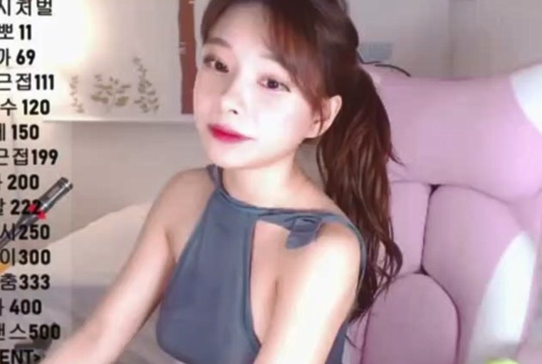 超漂亮美女主播椅子上手指疯狂扣逼自慰 超漂亮美女主播椅子上手指疯狂扣逼自慰