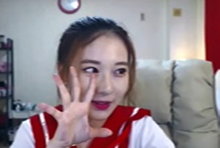 漂亮美女主播上演制服的诱惑,美腿美乳让你一次欣赏 漂亮美女主播上演制服的诱惑,美腿美乳让你一次欣赏