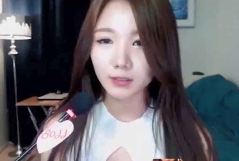 大眼性感主播~与干爹在线裸聊画面流出~ 大眼性感主播~与干爹在线裸聊画面流出~
