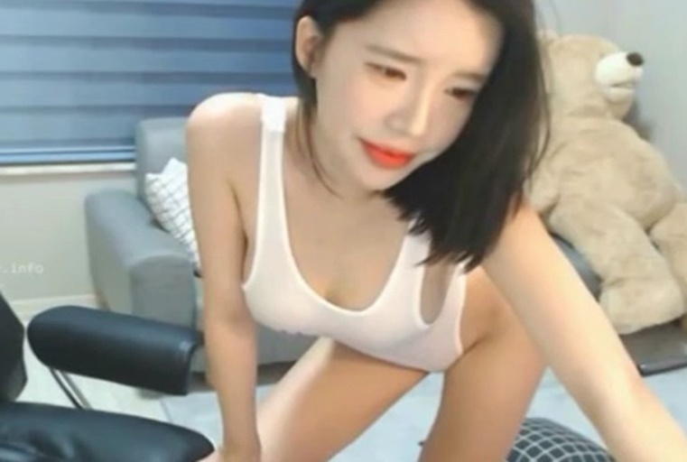 极品正妹脱衣热舞~看我的风骚舞技!! 极品正妹脱衣热舞~看我的风骚舞技!!