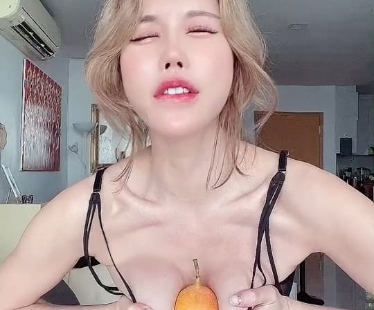 櫻桃小口吮指誘惑！極品美乳少女の特別服務時間~