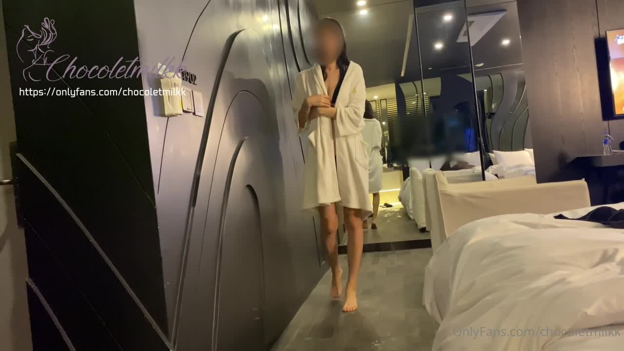 透明湿身诱惑！比基尼辣妹泳池野战实录 户外偷情水流四溅