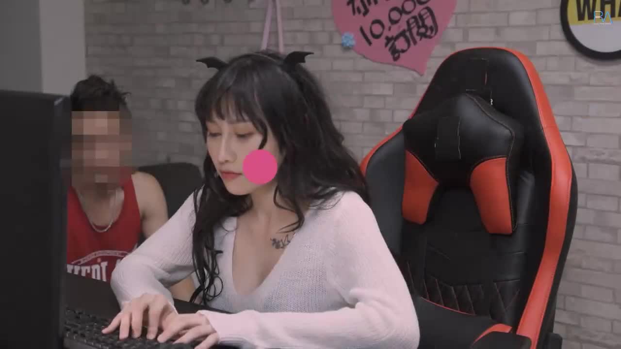 【华语字幕】电玩直播主堕落日记～被狂粉设局中出调教的敏感肉体