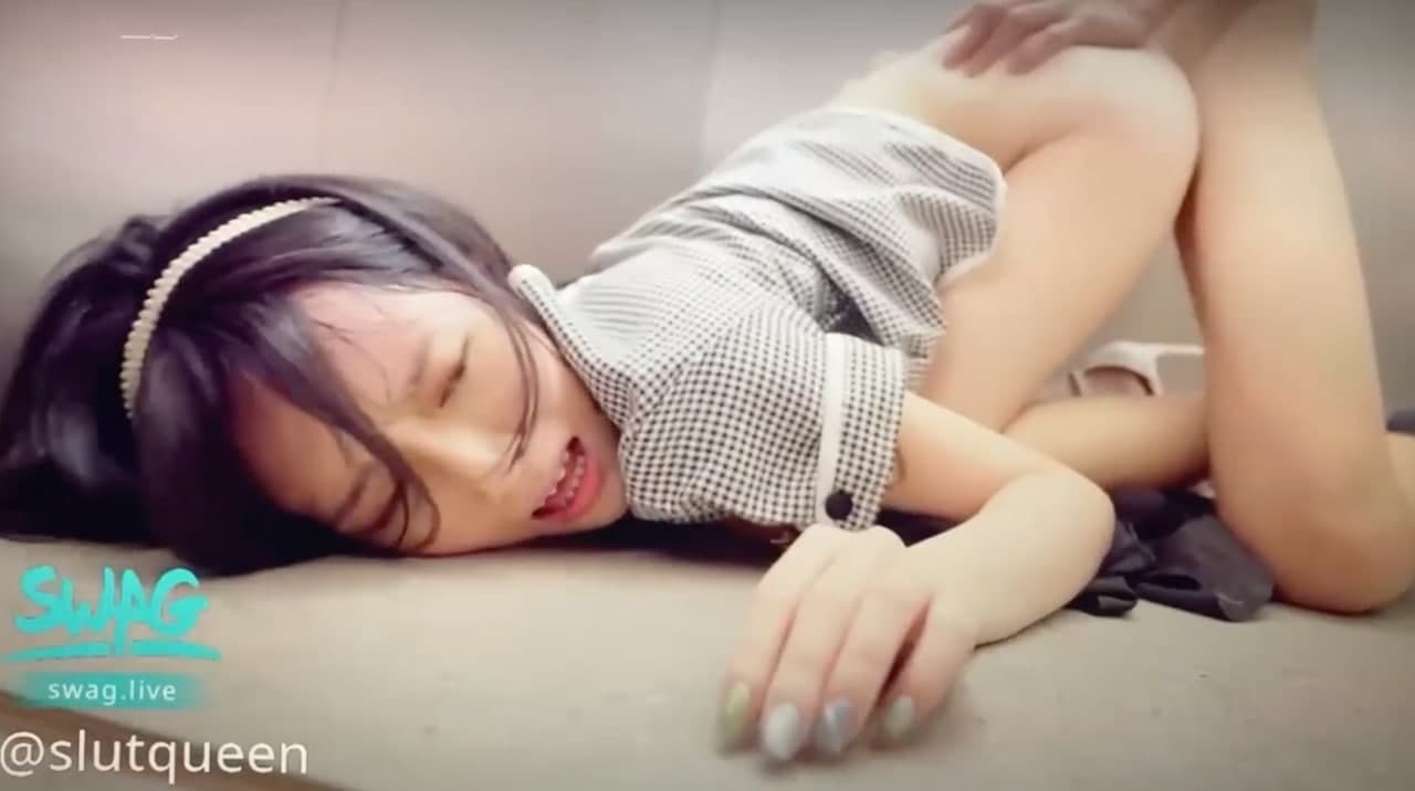 清純制服OL電梯里的秘密服務 上班族客戶的特別接待