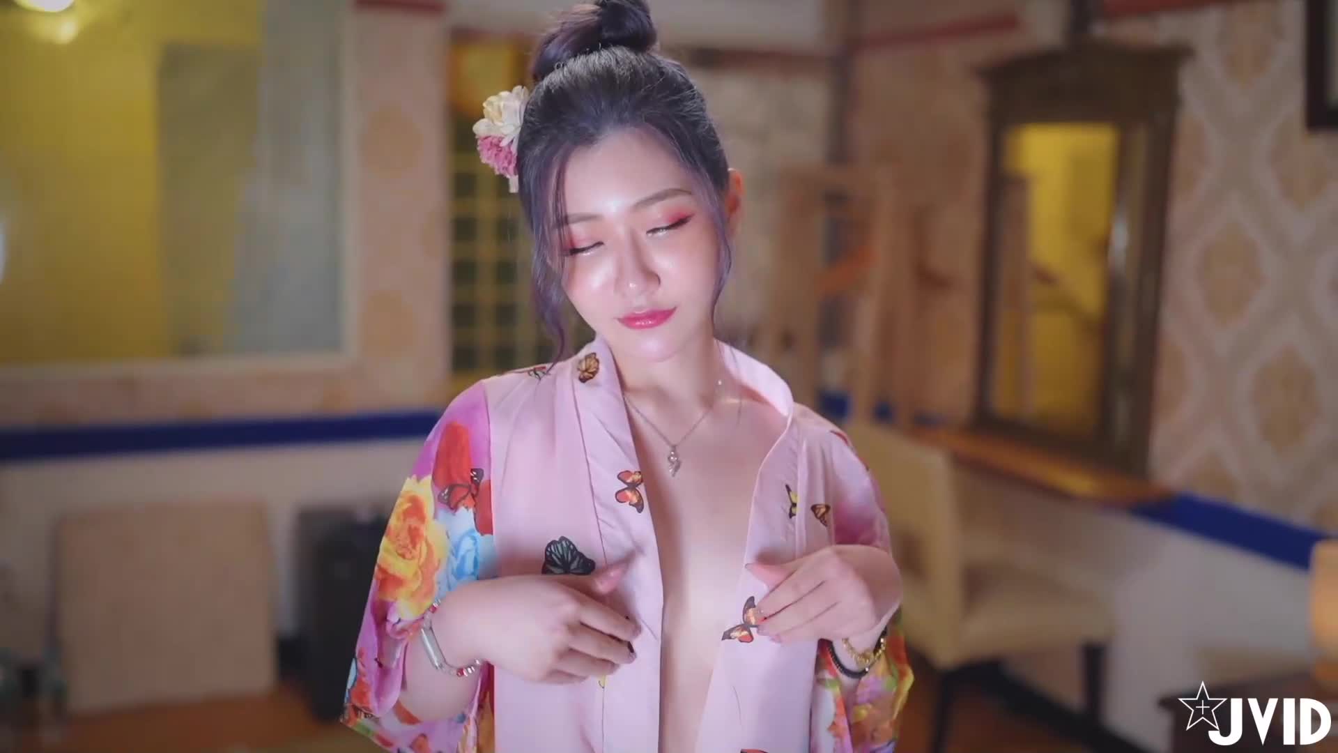日系櫻花妹真空無內風情全開！和服下竟藏致命誘惑