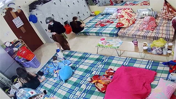 高端沐足店偷拍：极品技师睡前换衣嬉闹，火辣诱惑让人血脉贲张！HD-sha