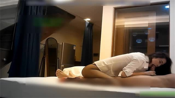 黑丝OL大长腿开档丝袜诱惑难挡，美女欲火焚身让人欲罢不能！